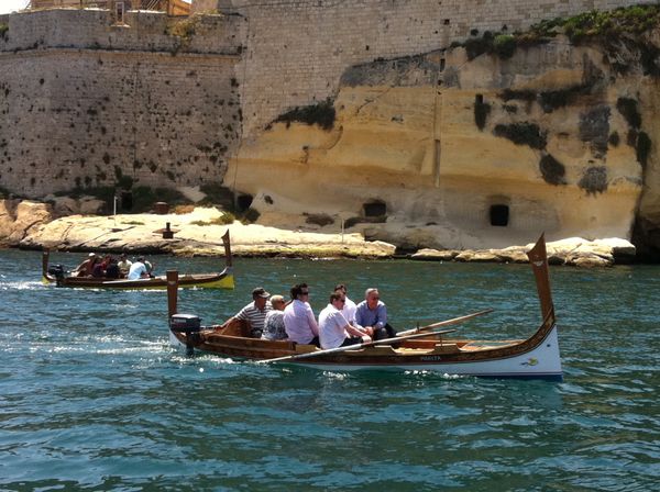 マルタ・バレッタ　「国際学会」の写真：ワインが箱でお安いの。