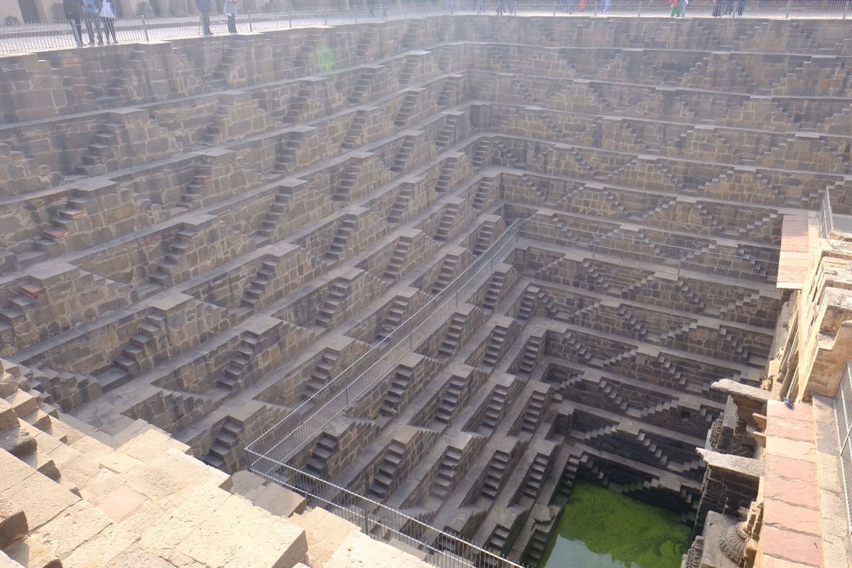 ジャイプール郊外の階段井戸チャンドバオリ
