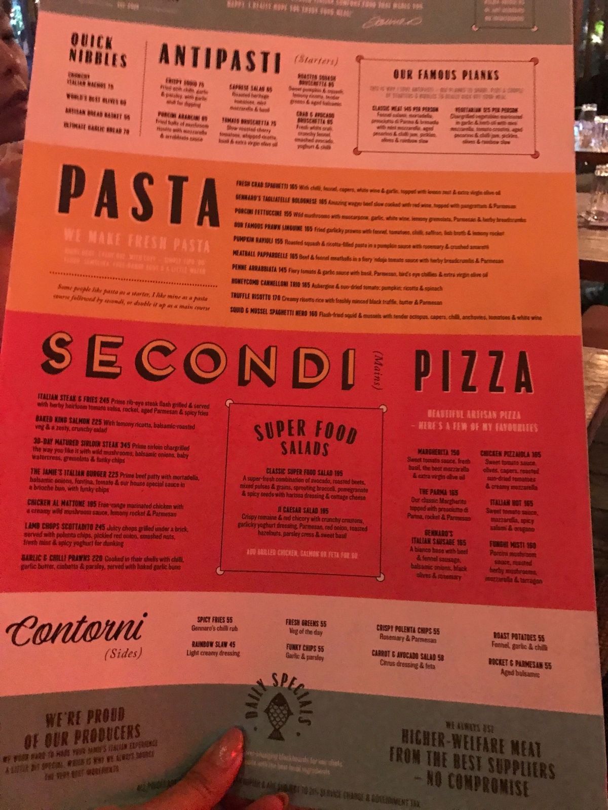 インドネシア料理に飽きたのでクタの中心部にある
ジェイミーオリバーのお店へ...