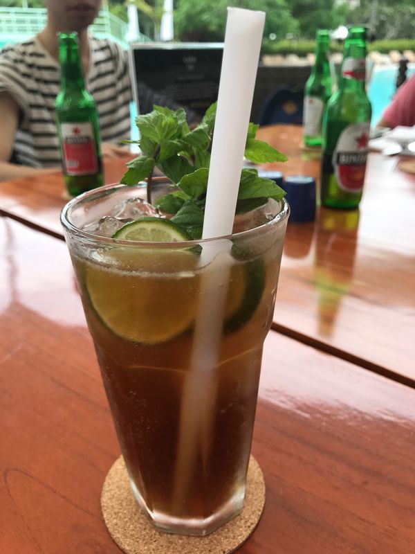 インドネシア・Bali「社員旅行」の写真：ホテル内のレストランで同僚とランチ