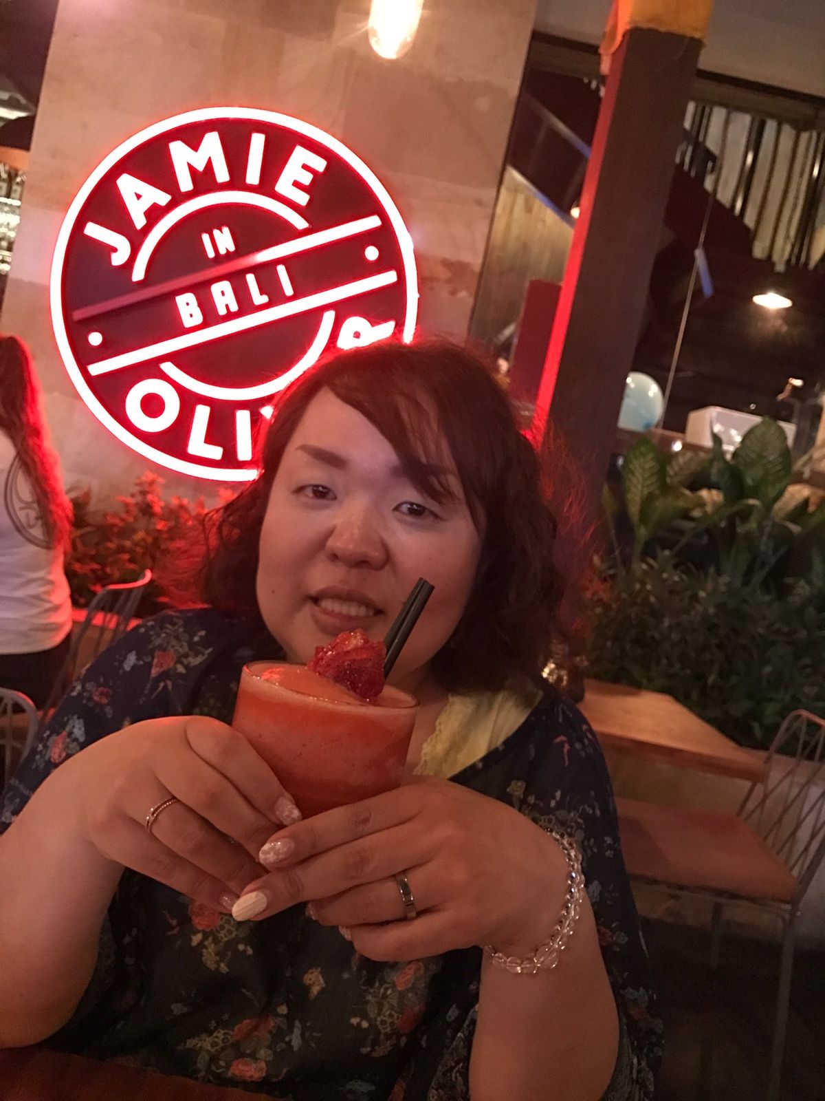 インドネシア料理に飽きたのでクタの中心部にある
ジェイミーオリバーのお店へ...