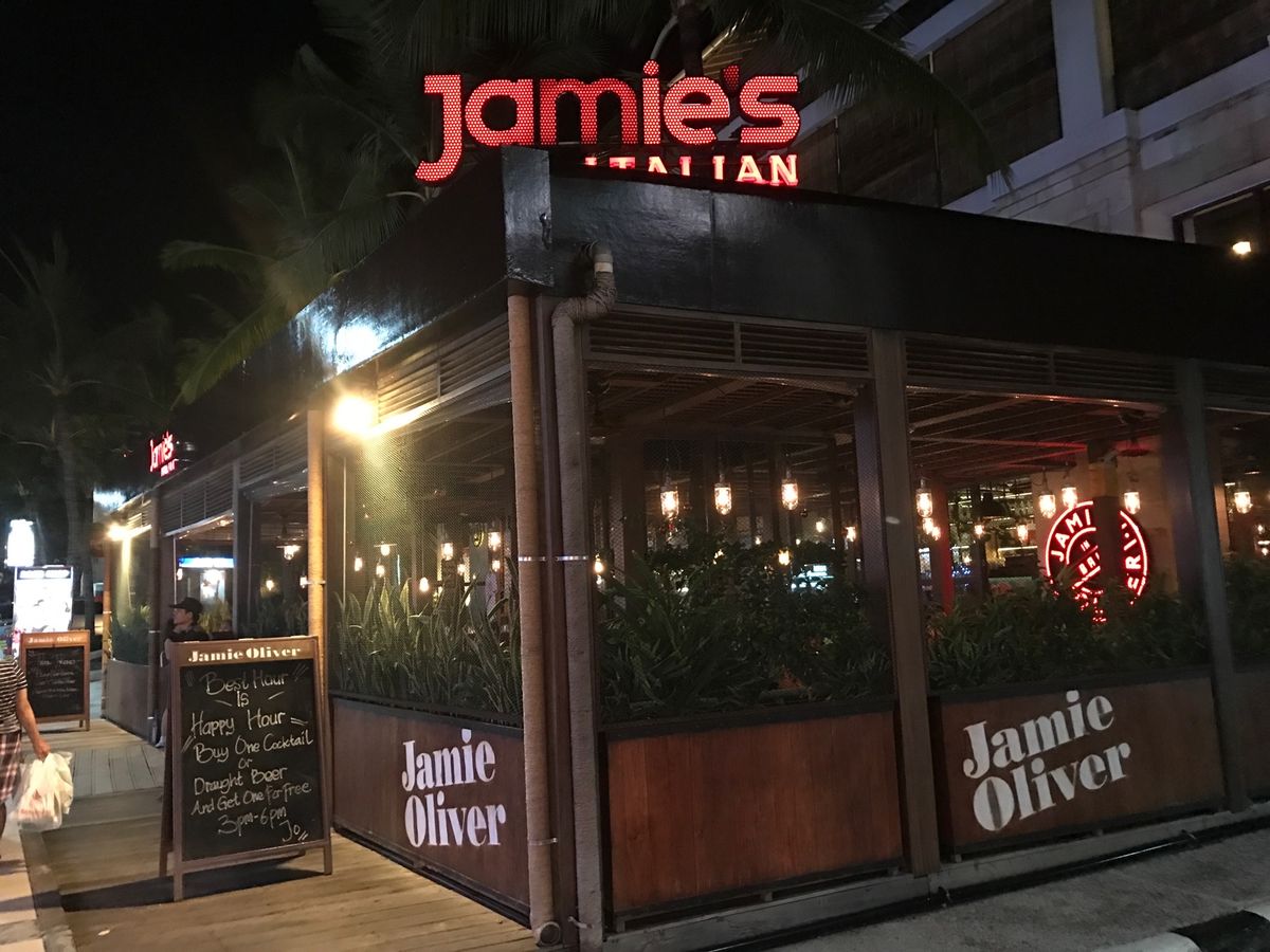 インドネシア料理に飽きたのでクタの中心部にある
ジェイミーオリバーのお店へ...