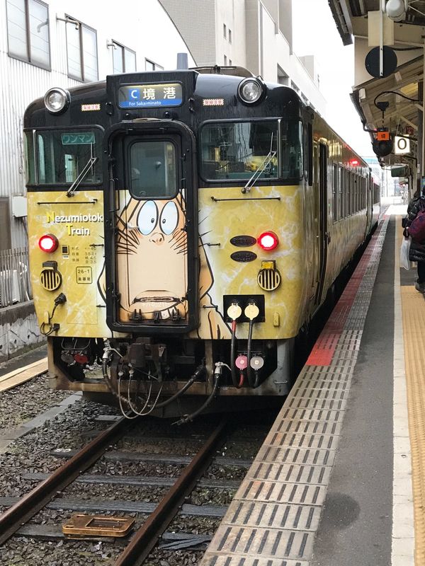 日本・島根　「社員旅行」の写真：米子駅で鬼太郎列車（ねずみ男列車）に遭遇！