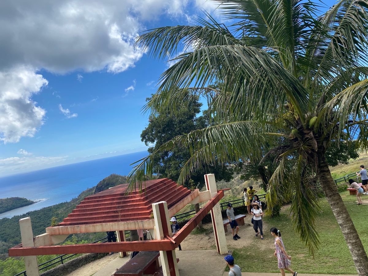 島を反時計回りで進み、
ぐんぐん山を登っていくと、右側に絶景ビューが！
思...