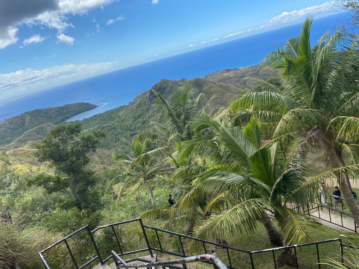 島を反時計回りで進み、
ぐんぐん山を登っていくと、右側に絶景ビューが！
思...