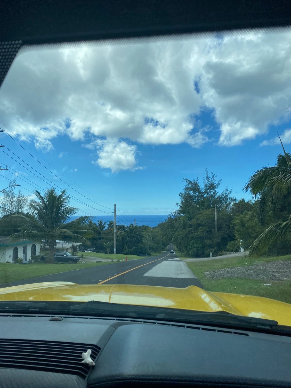 島を反時計回りで進み、
ぐんぐん山を登っていくと、右側に絶景ビューが！
思...