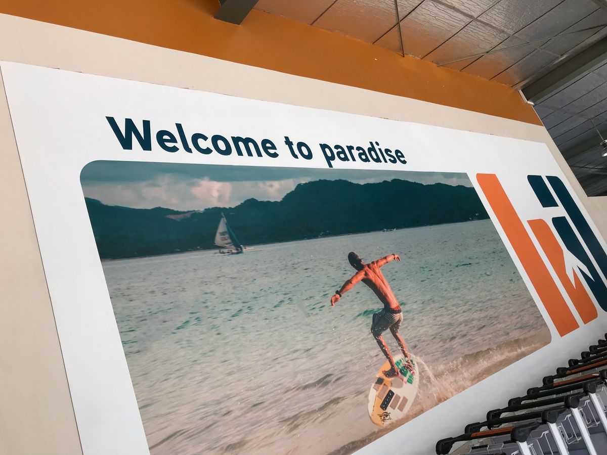 
マニラから約1時間、カディクラン空港につきました！
滑走路のすぐ横が海🏖...