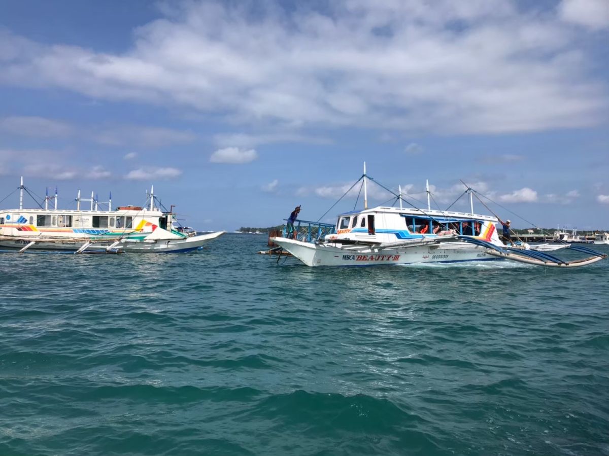 
カディクラン湾から船に乗り、
揺られること約1時間で着きました、、ボラカ...