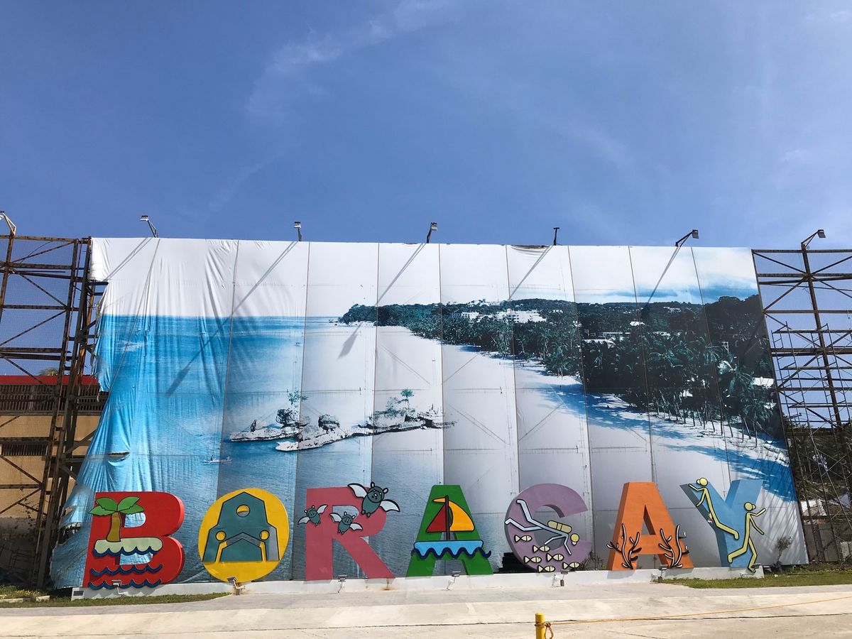 
カディクラン湾から船に乗り、
揺られること約1時間で着きました、、ボラカ...