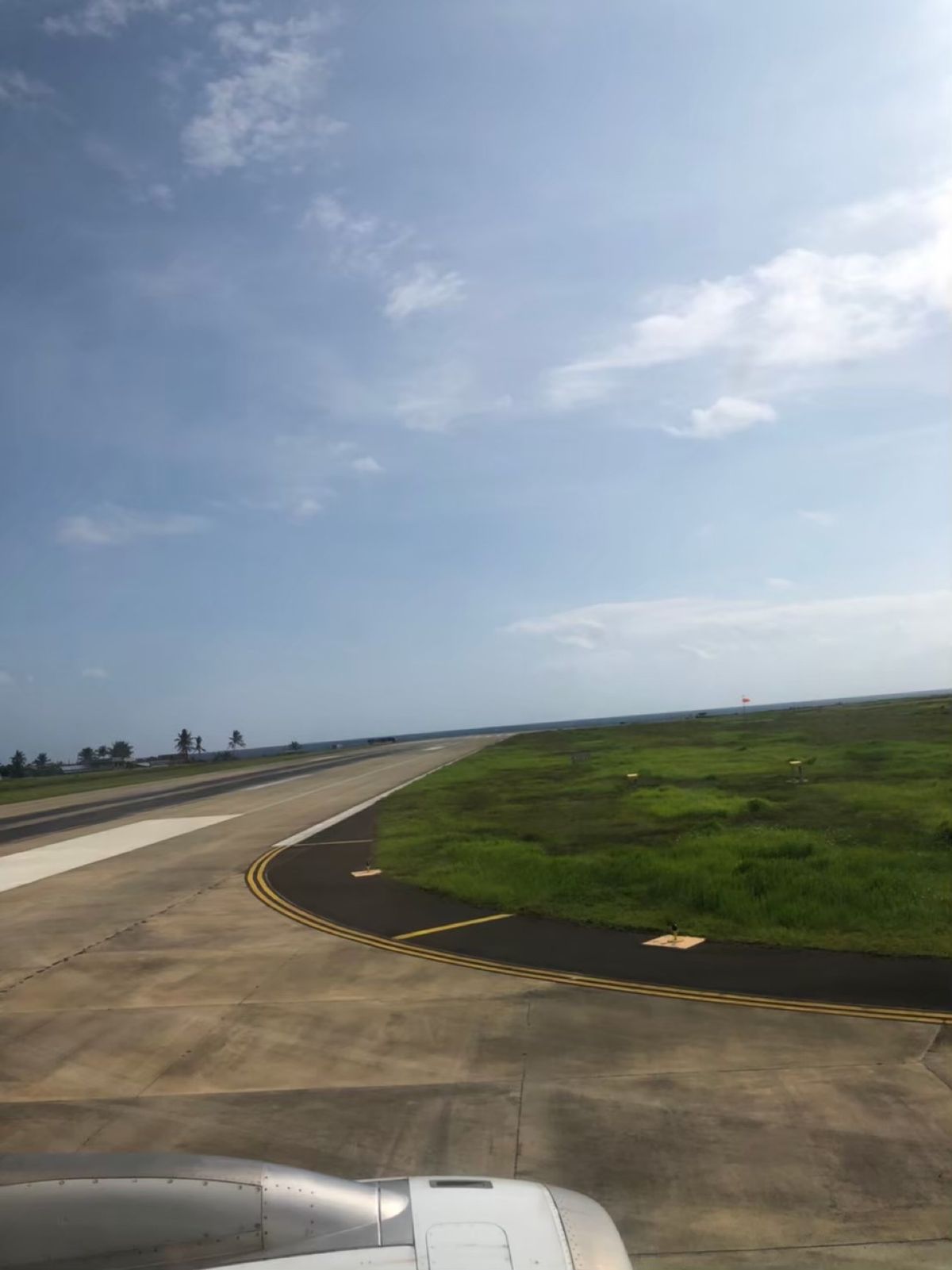 
マニラから約1時間、カディクラン空港につきました！
滑走路のすぐ横が海🏖...