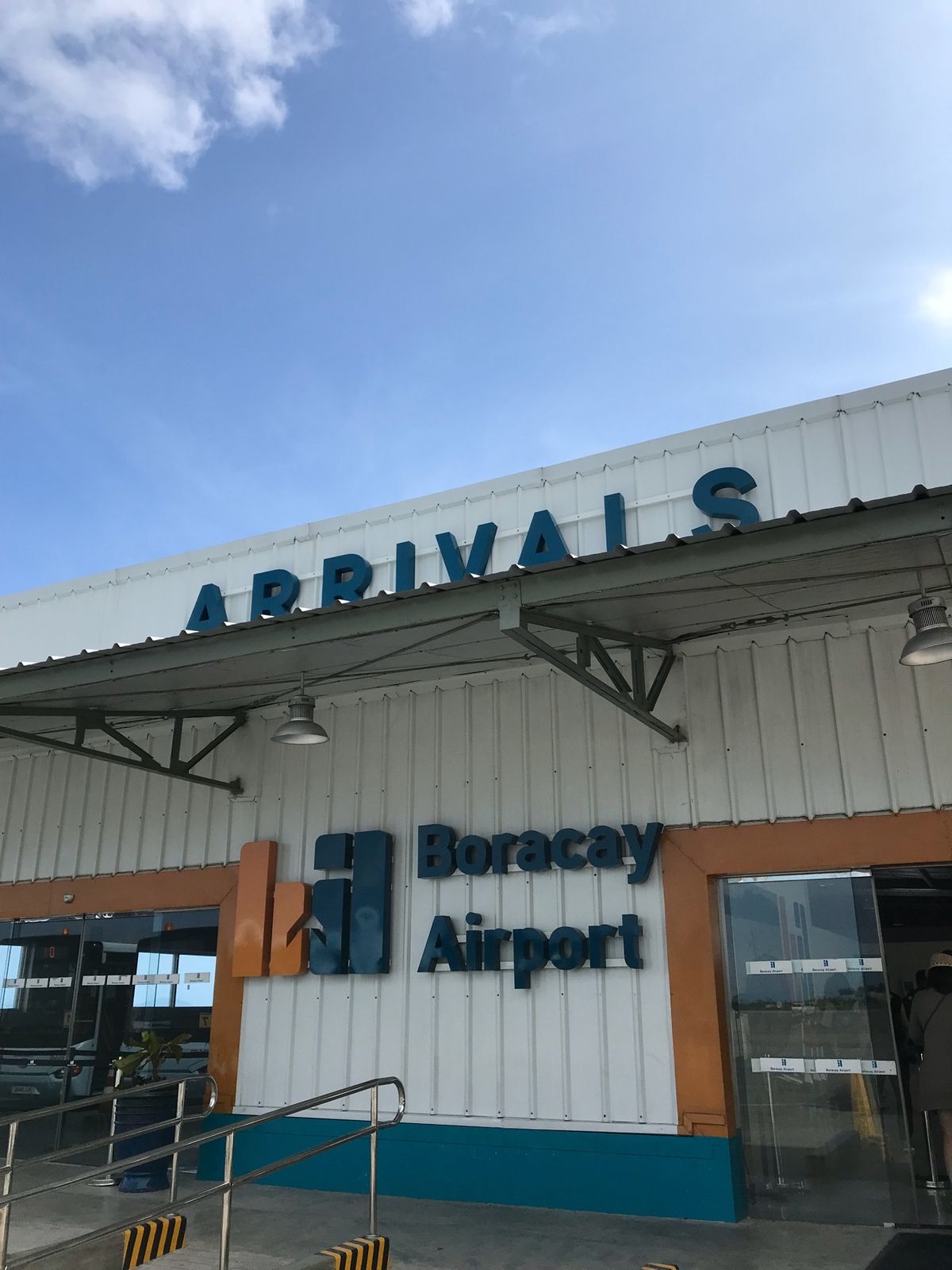 
マニラから約1時間、カディクラン空港につきました！
滑走路のすぐ横が海🏖...