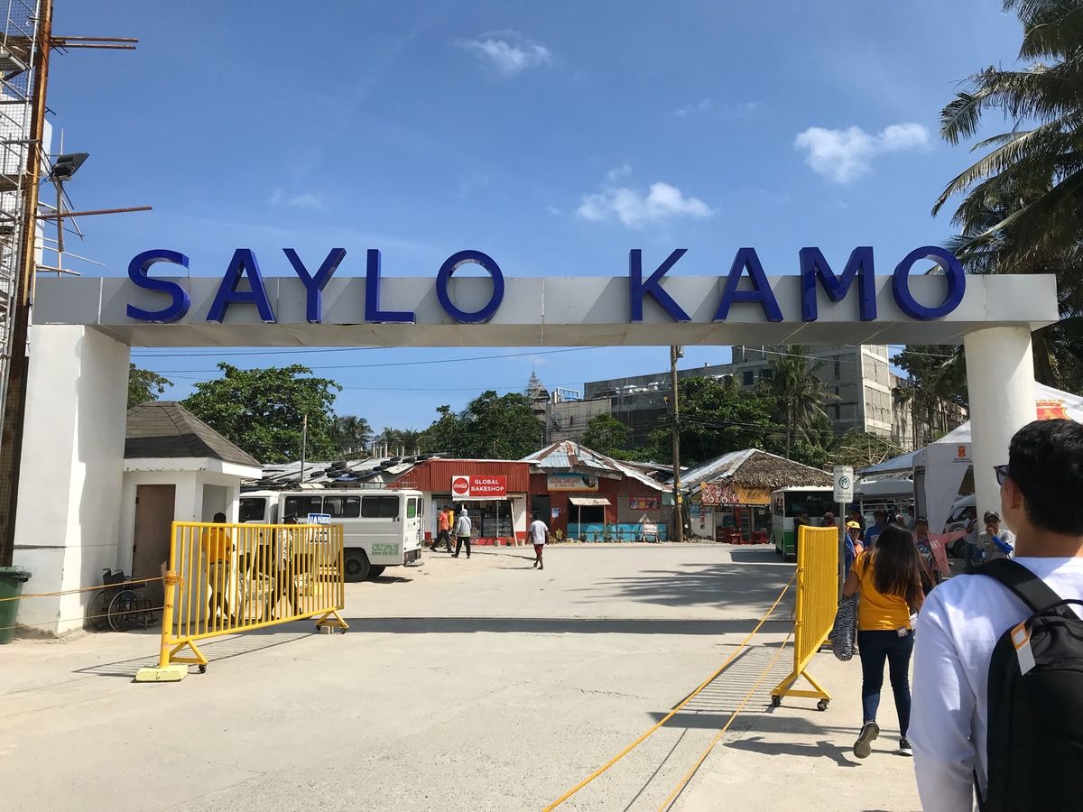 
カディクラン湾から船に乗り、
揺られること約1時間で着きました、、ボラカ...