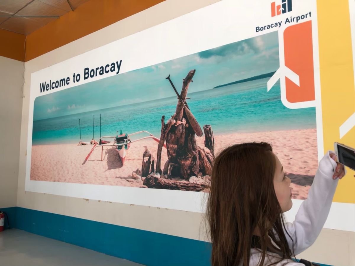 
マニラから約1時間、カディクラン空港につきました！
滑走路のすぐ横が海🏖...