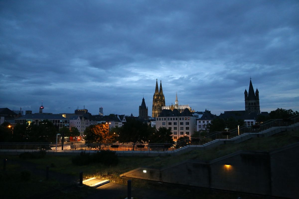 ケルン大聖堂　明け方ホテルの窓から撮ったのもなかなか良かった！定番の橋入れ...