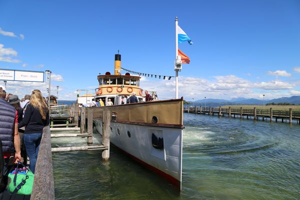ドイツ・フュッセン「ドイツロマンティック街道とオーストリア世界遺産巡り　9日間」の写真：キーム湖のヘレンキームゼー城の宮殿はベル...