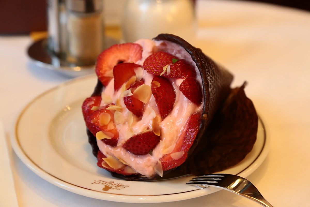 ウィーン料理
①ツヴィーベルロースとブラーテン
②ザッハトルテ
③カフェの...