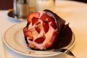 ウィーン料理
①ツヴィーベルロースとブラーテン
②ザッハトルテ
③カフェの...