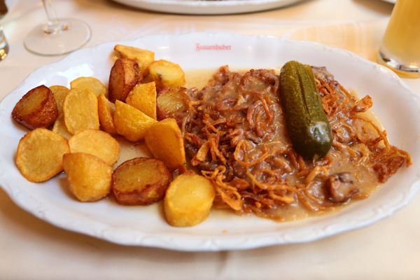 ドイツ・フュッセン「ドイツロマンティック街道とオーストリア世界遺産巡り　9日間」の写真：ウィーン料理
①ツヴィーベルロースとブラ...