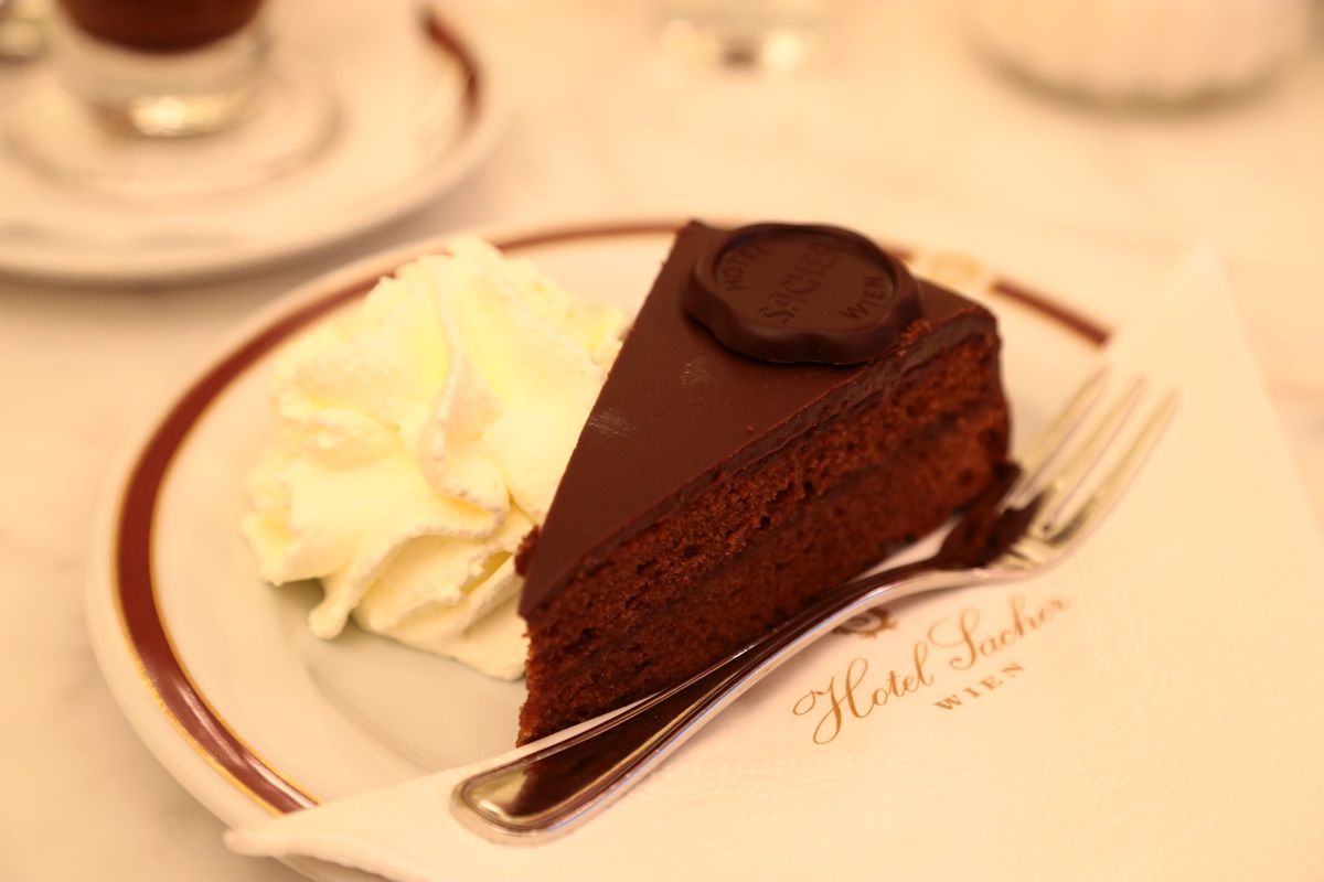 ウィーン料理
①ツヴィーベルロースとブラーテン
②ザッハトルテ
③カフェの...