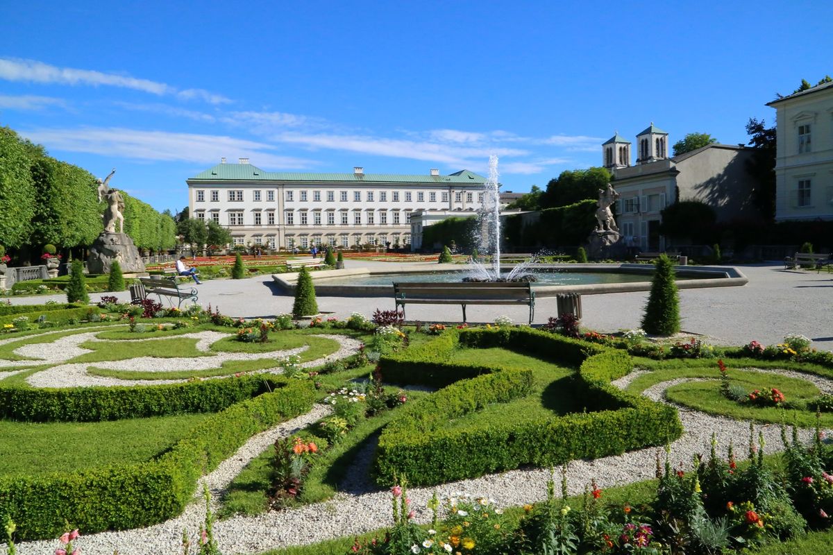 ミラベル庭園
サウンドオブミュージックの舞台だそうです♪
ちょうど６月で花...