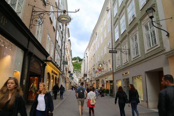 ドイツ・フュッセン「ドイツロマンティック街道とオーストリア世界遺産巡り　9日間」の写真：ザルツブルク　オーストリアもドイツ語だっ...