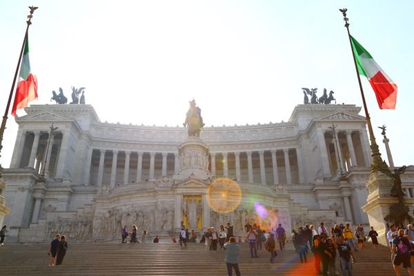 イタリア・ローマ「イタリア　8日間」の写真：エマヌエーレ２世紀念堂の前のおもっきり観...