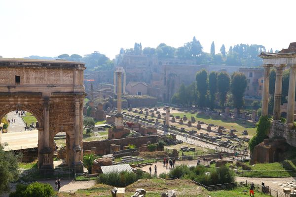 イタリア・ローマ「イタリア　8日間」の写真：フォロ・ロマーノ
門とか大切に残されてて...