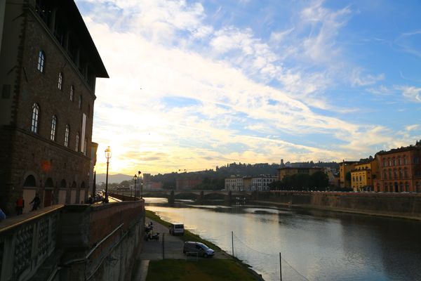 イタリア・ローマ「イタリア　8日間」の写真：ヴェッキオ橋のかかるアルノ川の夕陽
発祥...
