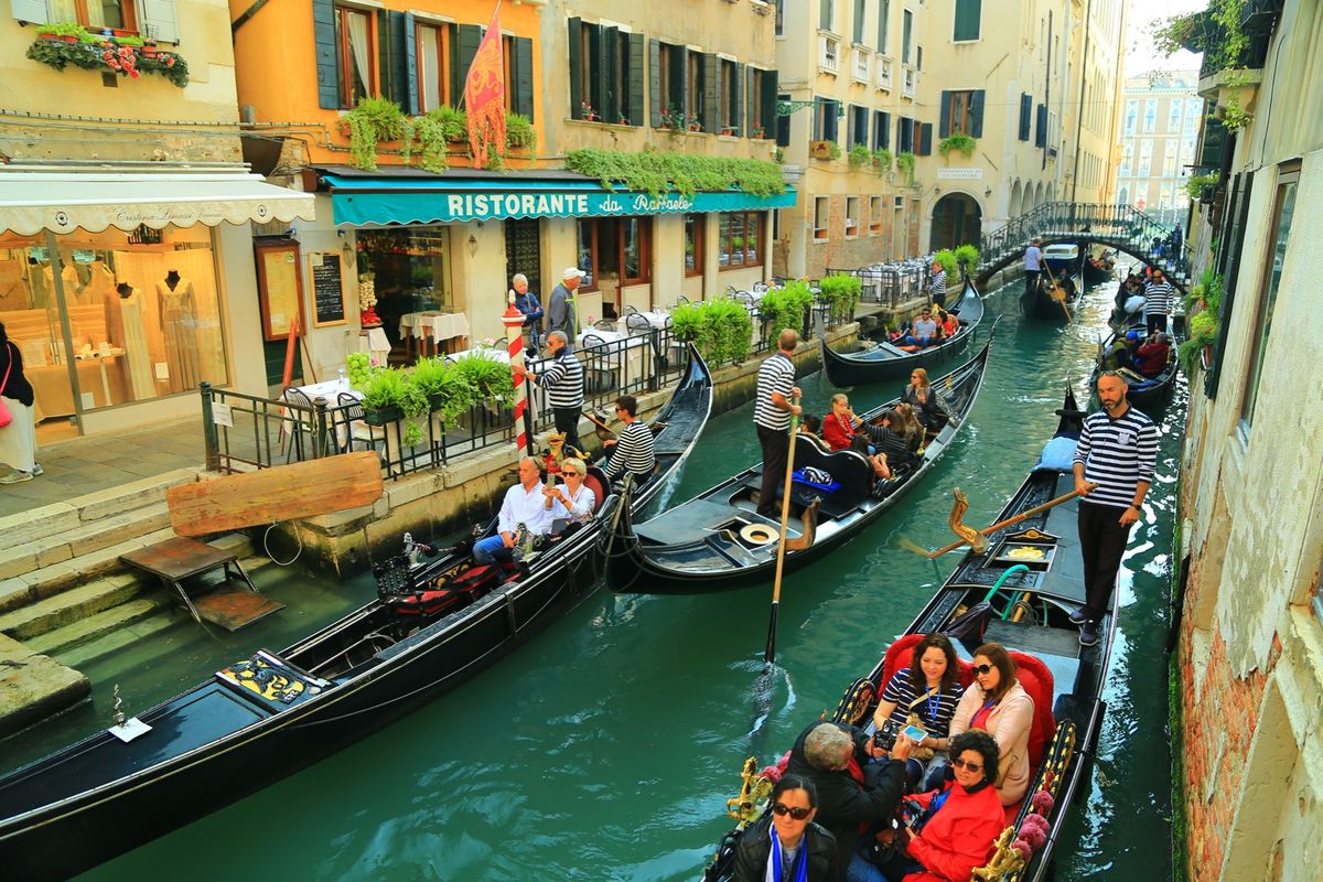 ベニスでは１枚目のアカデミア橋からの写真を撮りたくて頑張った！迷路みたいで...