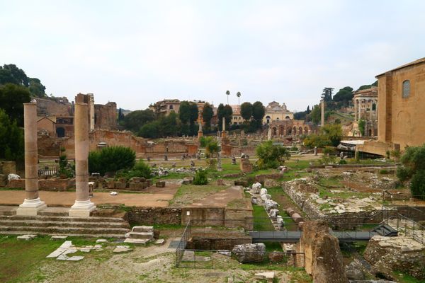 イタリア・ローマ「イタリア　8日間」の写真：フォロ・ロマーノ
イタリア警察ダンディ&amp;...