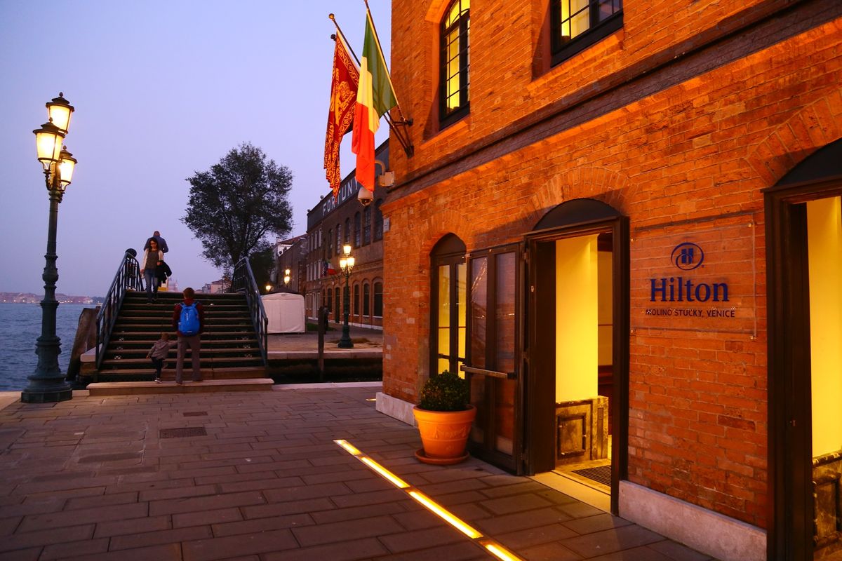 夕刻。ミラノからベニスに移動
本島でないので対岸からですが素敵な場所すぎ☆...