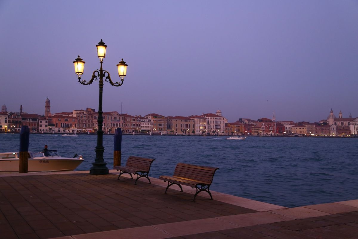 夕刻。ミラノからベニスに移動
本島でないので対岸からですが素敵な場所すぎ☆...