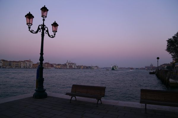 イタリア・ローマ「イタリア　8日間」の写真：夕刻。ミラノからベニスに移動
本島でない...