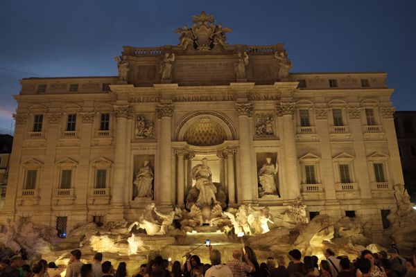 サンマリノ・サンマリノ「ベネチア🇮🇹〜サンマリノ🇸🇲〜ローマ🇮🇹」の写真：夜のトレビの泉とサンタジェロ城🌙
