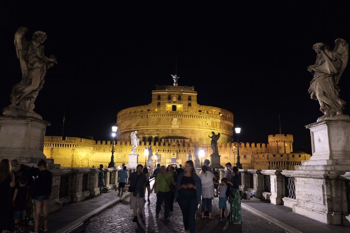 夜のトレビの泉とサンタジェロ城🌙