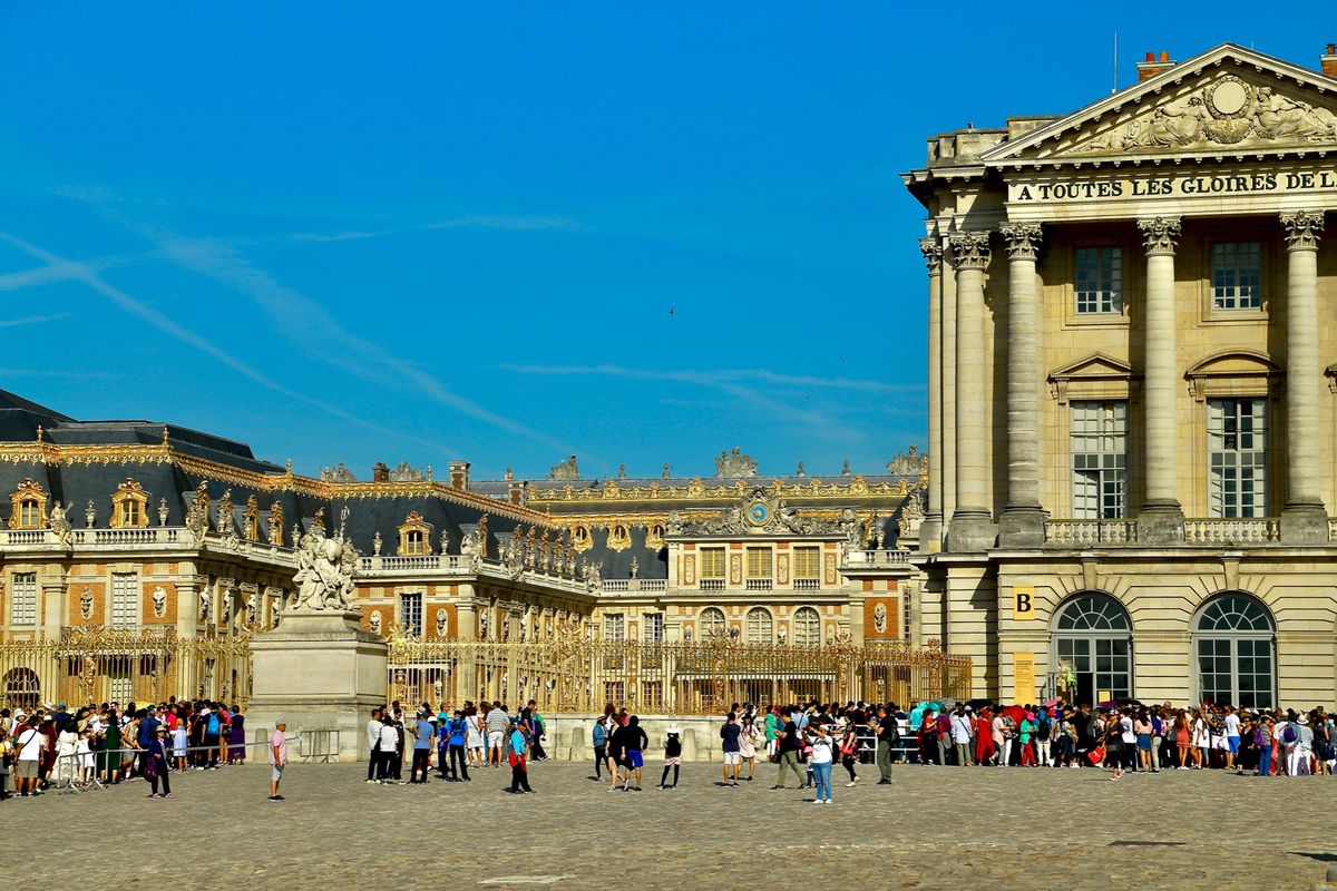 ベルサイユ宮殿("▽")
社会の本でしかみた事なかった「鏡の間」
とても豪...