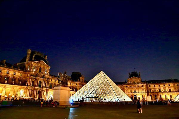 フランス・パリ「フランス 7日間」の写真:パリ定番Ⅱ
①夜のブーブル
②剣と杯‥ダ...