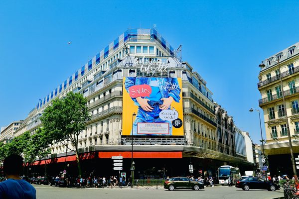 フランス・パリ「フランス 7日間」の写真:たまたま行った時は全国的なセール期間「ソ...