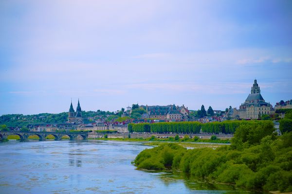 フランス・パリ「フランス 7日間」の写真:ブロワ城とジャックガブリエル橋("▽")