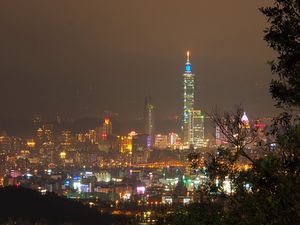 市街を見渡せるところまで、しばらくの小トレッキングです
晴れた夕暮れから夜...