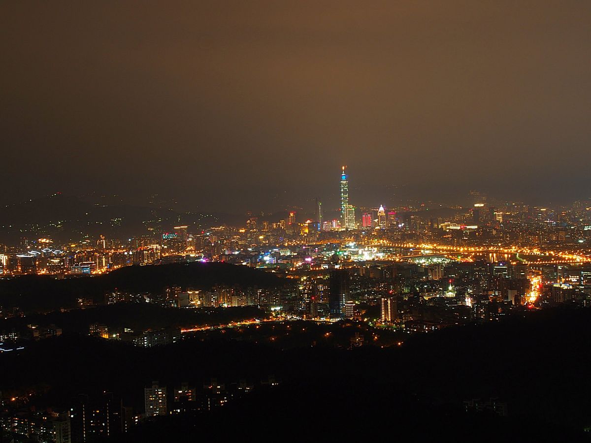 市街を見渡せるところまで、しばらくの小トレッキングです
晴れた夕暮れから夜...