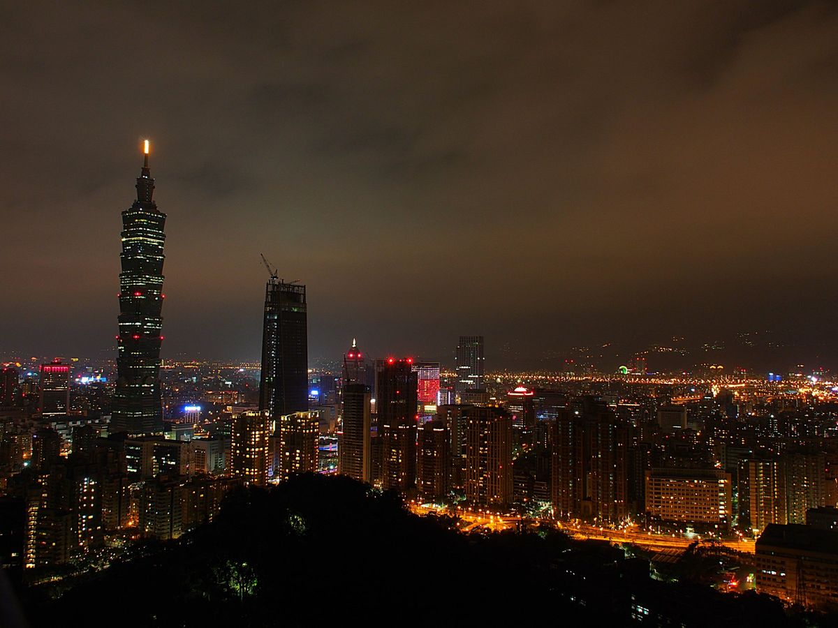市街を見渡せるところまで、しばらくの小トレッキングです
晴れた夕暮れから夜...