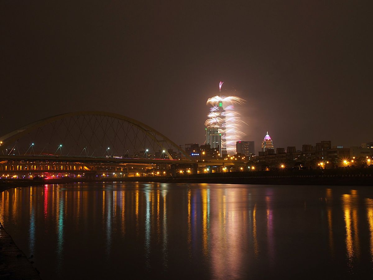 この花火をどこから見るかは台北市民の悩みでもあります
近くで見るためには交...