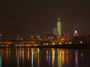 この花火をどこから見るかは台北市民の悩みでもあります
近くで見るためには交...