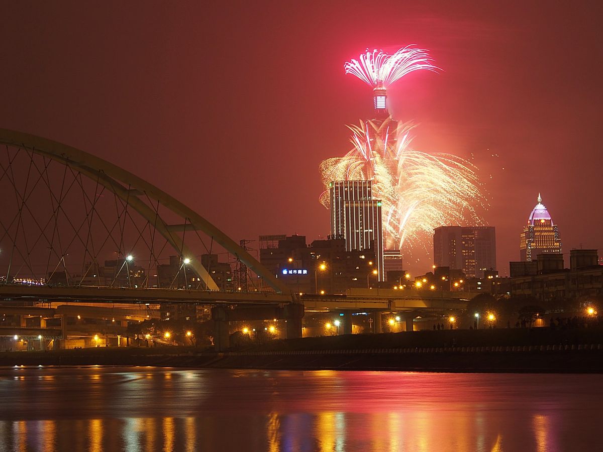 この花火をどこから見るかは台北市民の悩みでもあります
近くで見るためには交...
