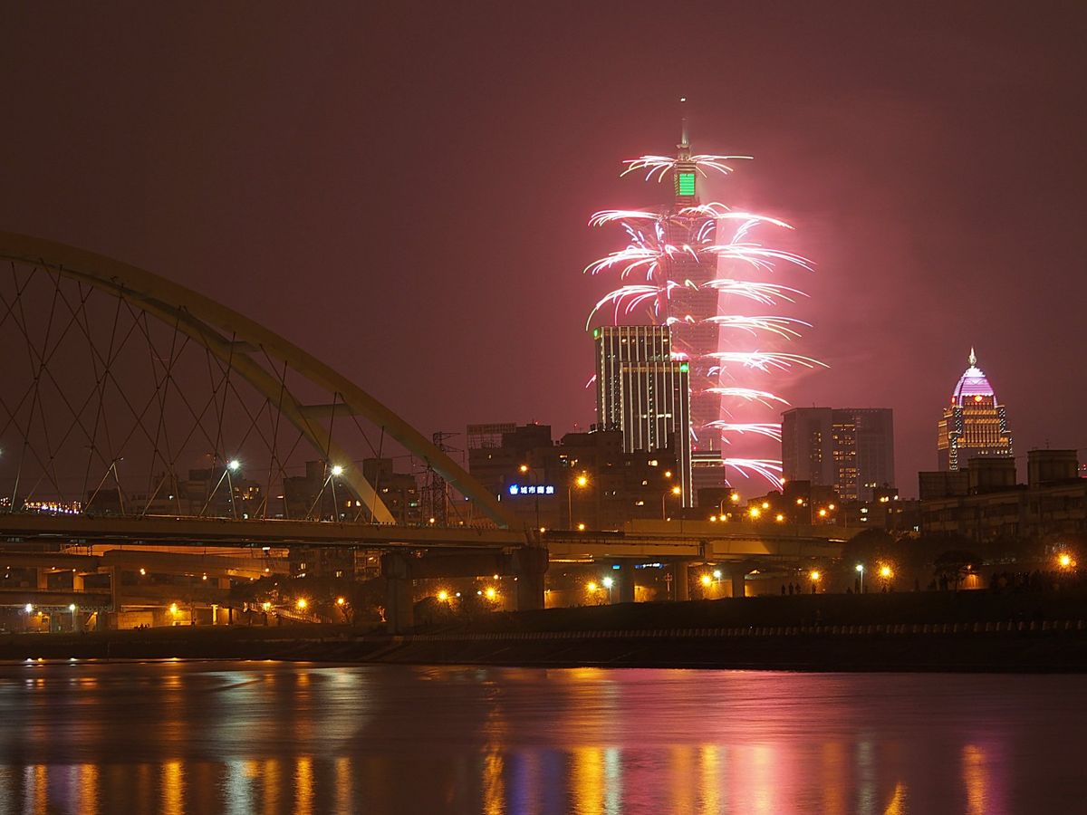 この花火をどこから見るかは台北市民の悩みでもあります
近くで見るためには交...