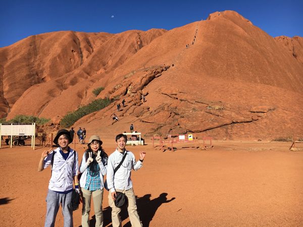 オーストラリア連邦・メルボルン「ウルル登山」の写真：数億年前のモダンアートとでも言うべきか。