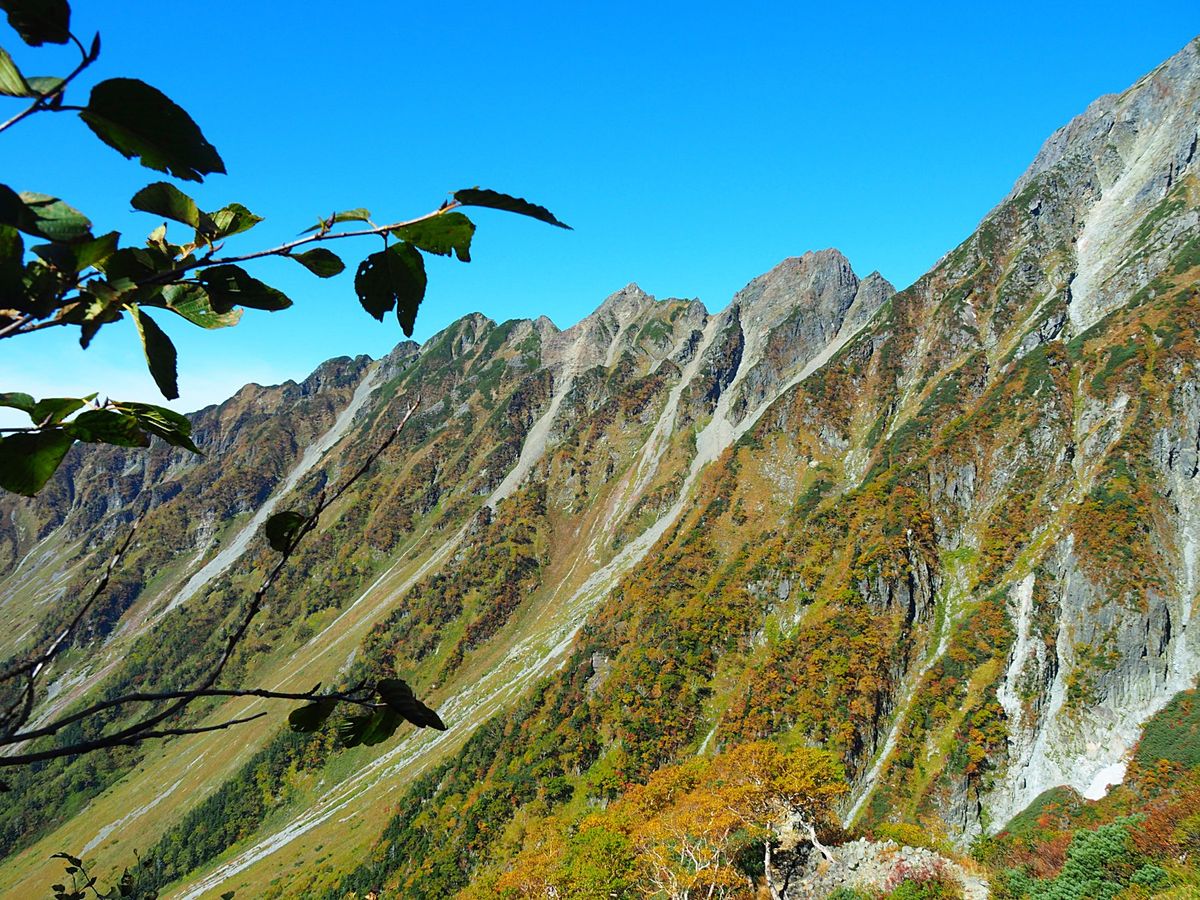 1日目は上高地を出発し、紅葉が有名な涸沢カールを通過すると、急勾配のザイテ...