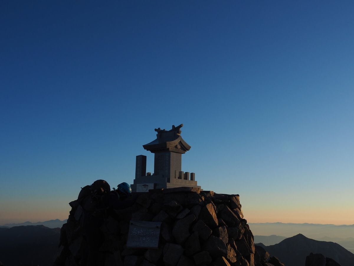 2日目は夜明け前に出発し、朝日に真っ赤に染まる神々しい槍ヶ岳を見ながら、岩...