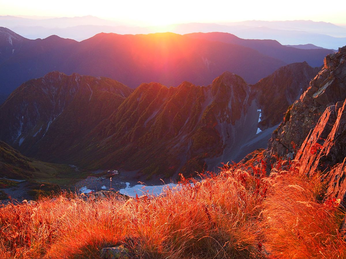 2日目は夜明け前に出発し、朝日に真っ赤に染まる神々しい槍ヶ岳を見ながら、岩...